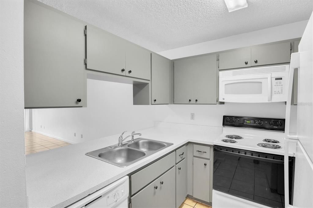 Active With Contract: $1,450 (2 beds, 2 baths, 876 Square Feet)