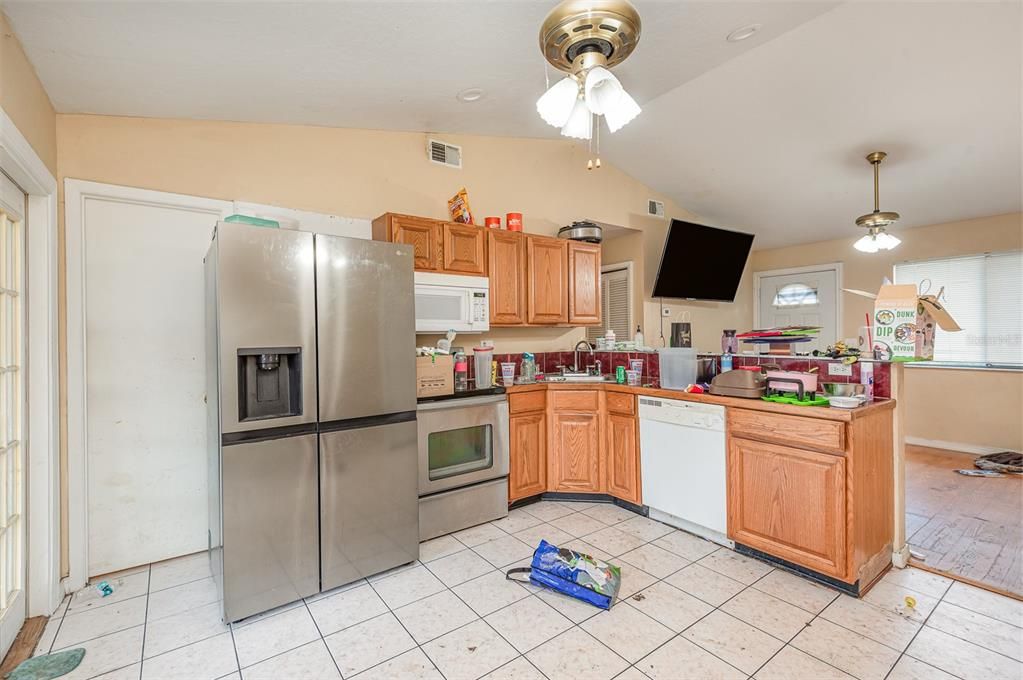 For Sale: $215,000 (3 beds, 1 baths, 864 Square Feet)