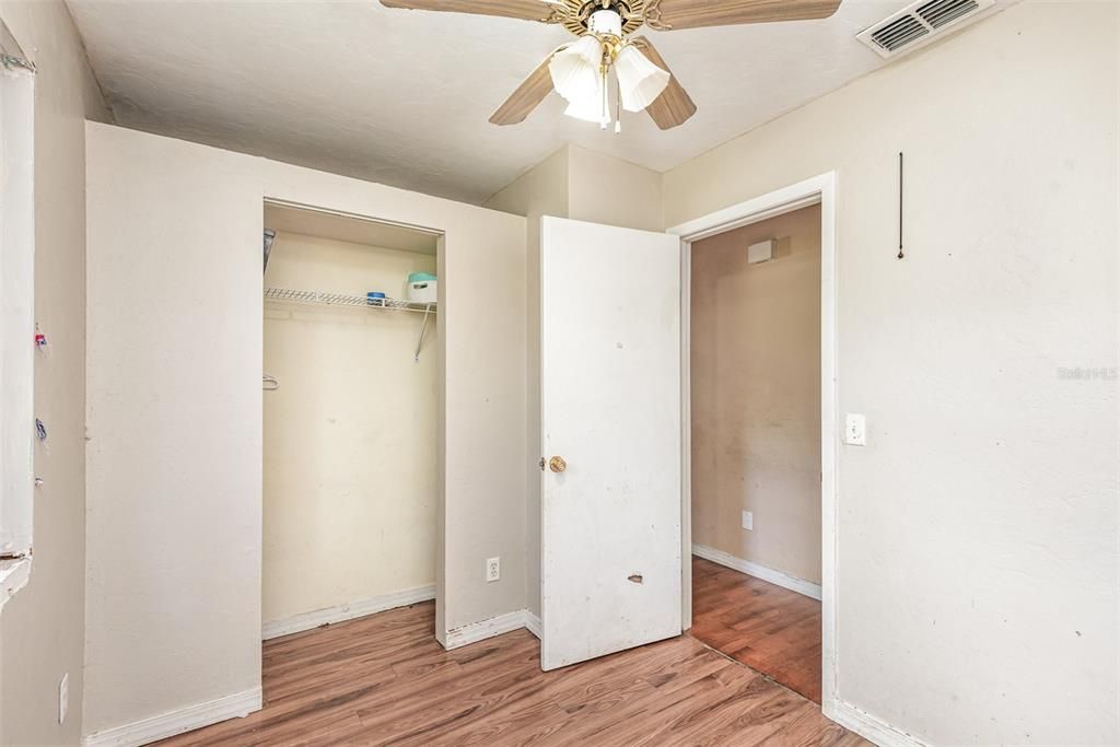 For Sale: $215,000 (3 beds, 1 baths, 864 Square Feet)