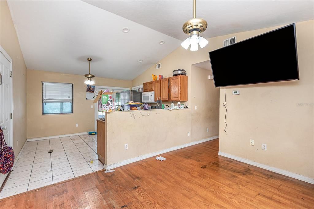 For Sale: $215,000 (3 beds, 1 baths, 864 Square Feet)