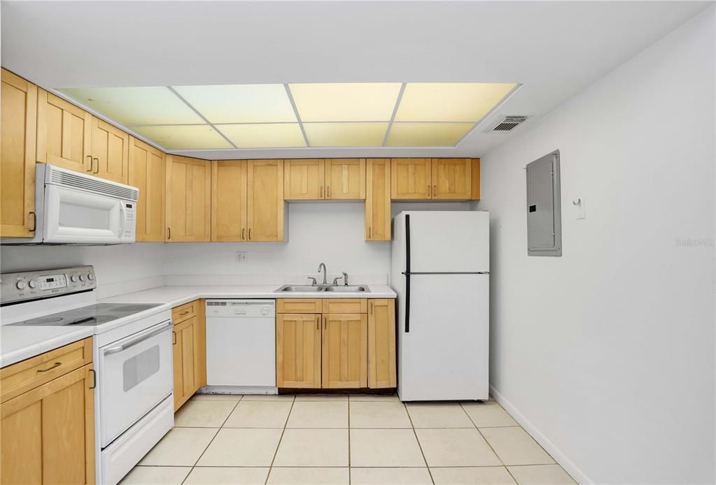For Sale: $195,000 (2 beds, 2 baths, 930 Square Feet)