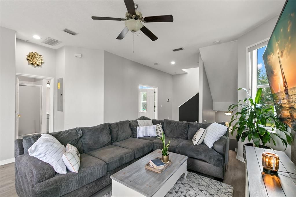 Active With Contract: $352,900 (3 beds, 3 baths, 1793 Square Feet)