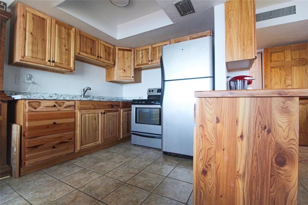 For Sale: $319,900 (1 beds, 1 baths, 719 Square Feet)