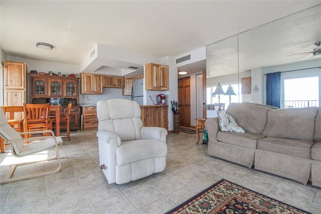 For Sale: $324,000 (1 beds, 1 baths, 719 Square Feet)