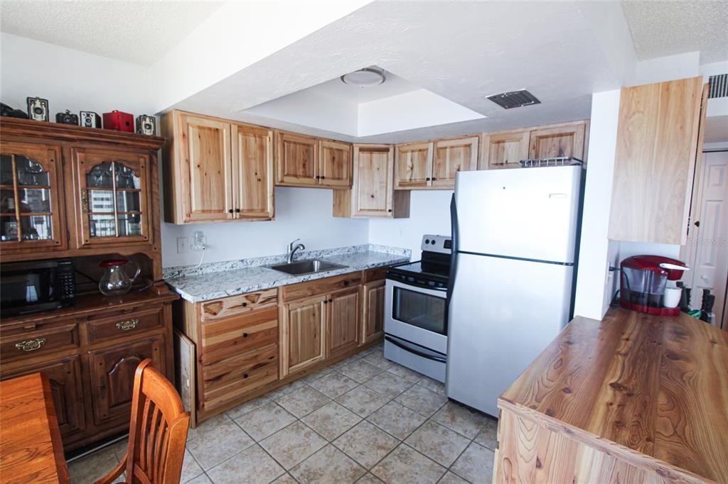 For Sale: $319,900 (1 beds, 1 baths, 719 Square Feet)