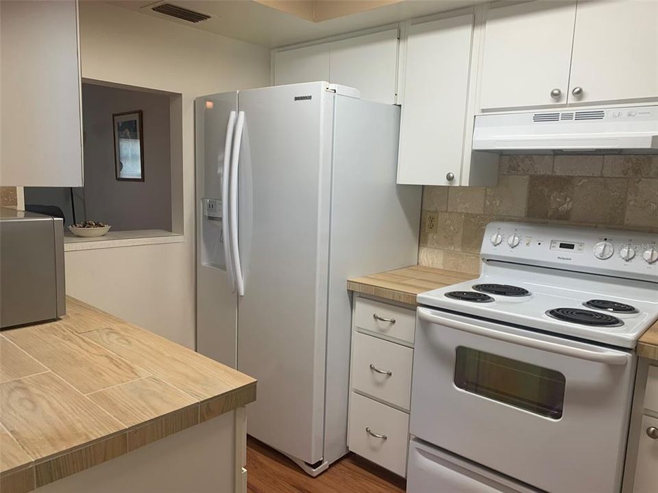 Active With Contract: $184,900 (2 beds, 1 baths, 1080 Square Feet)