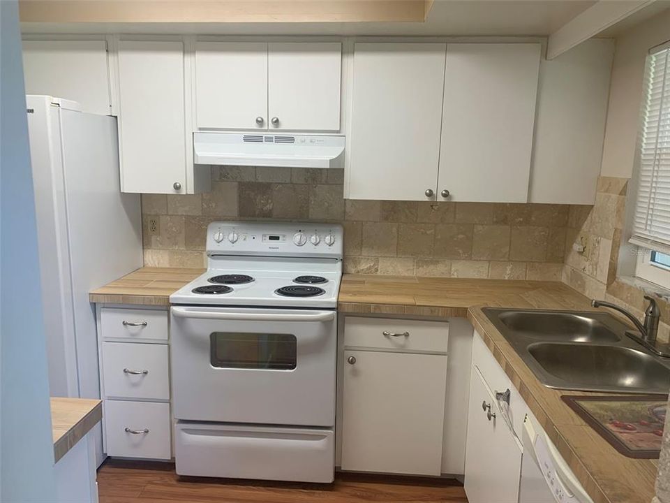 For Sale: $184,900 (2 beds, 1 baths, 1080 Square Feet)