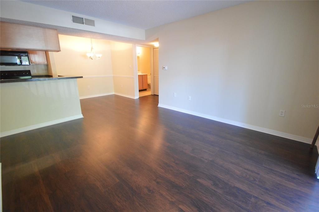 For Sale: $185,000 (2 beds, 2 baths, 811 Square Feet)