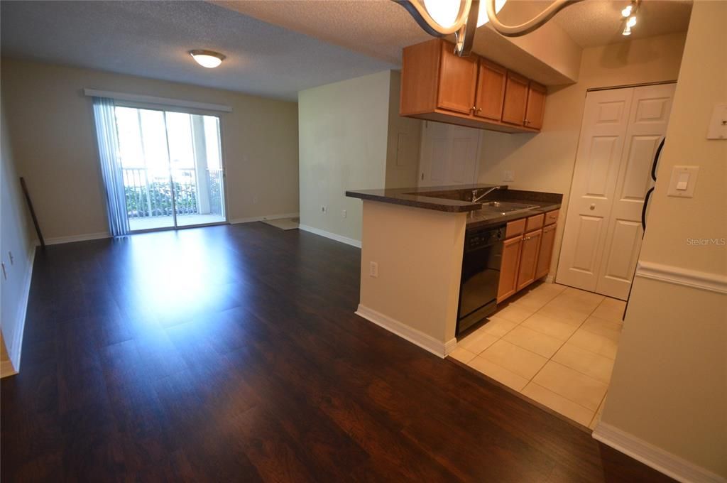 For Sale: $185,000 (2 beds, 2 baths, 811 Square Feet)