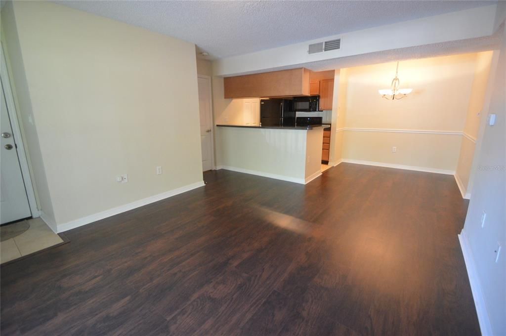 For Sale: $185,000 (2 beds, 2 baths, 811 Square Feet)