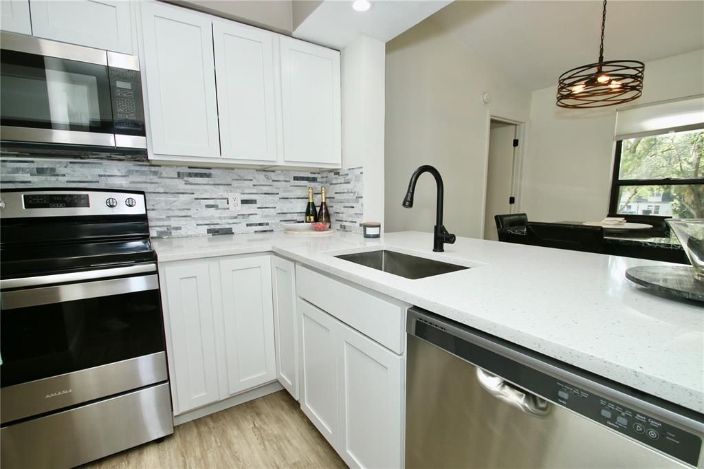 For Sale: $199,000 (2 beds, 2 baths, 912 Square Feet)