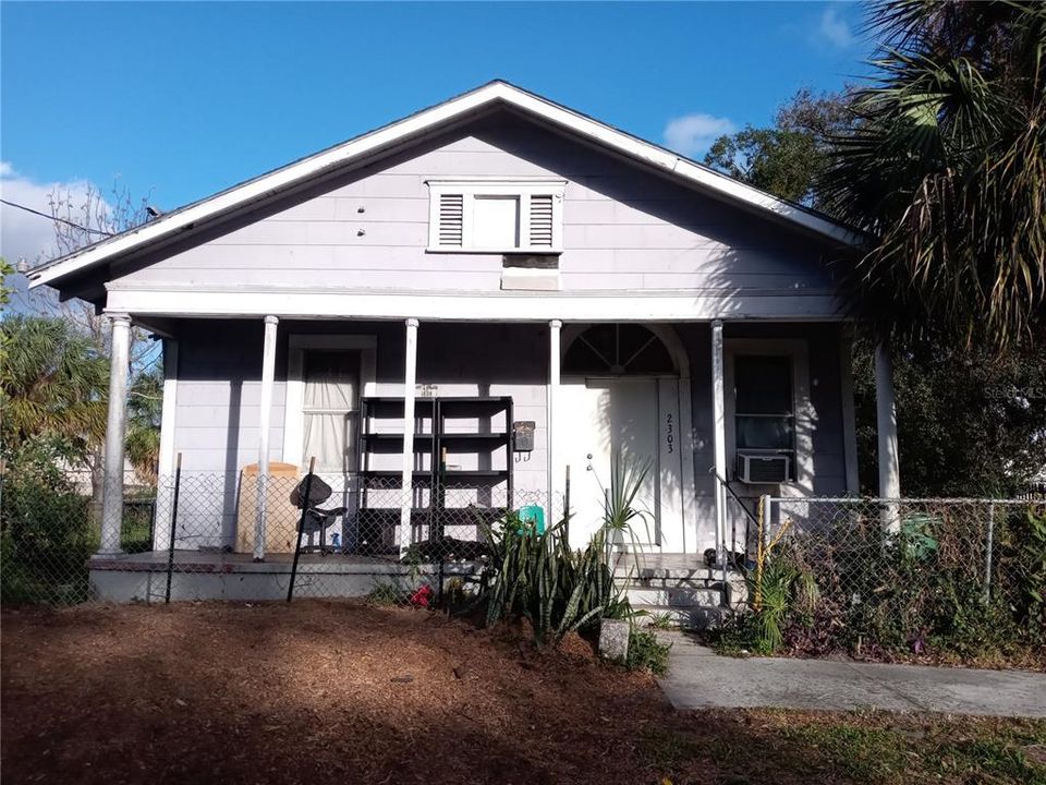 For Sale: $190,000 (2 beds, 1 baths, 896 Square Feet)