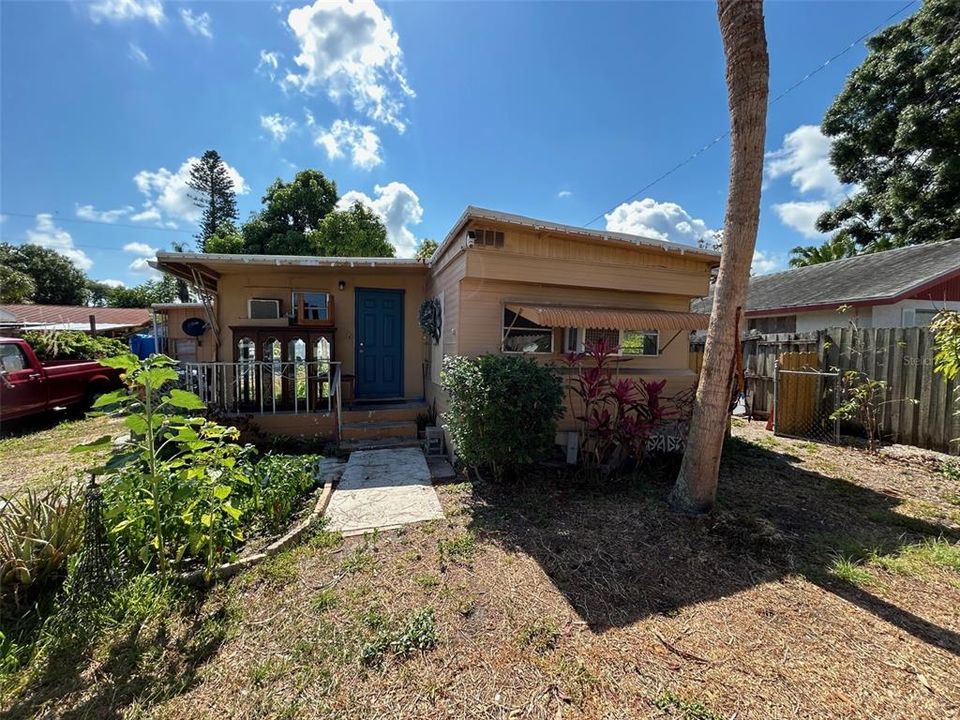 For Sale: $210,000 (3 beds, 2 baths, 600 Square Feet)