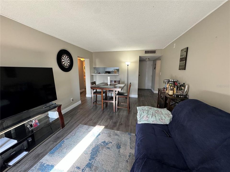 For Sale: $134,900 (2 beds, 2 baths, 1094 Square Feet)