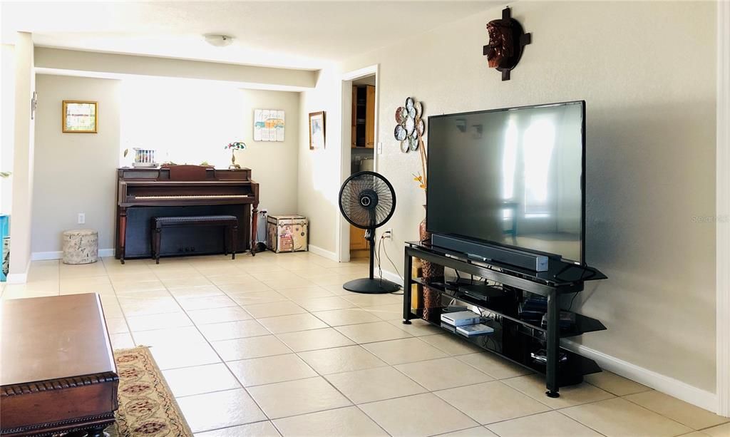 For Sale: $305,000 (3 beds, 2 baths, 1702 Square Feet)