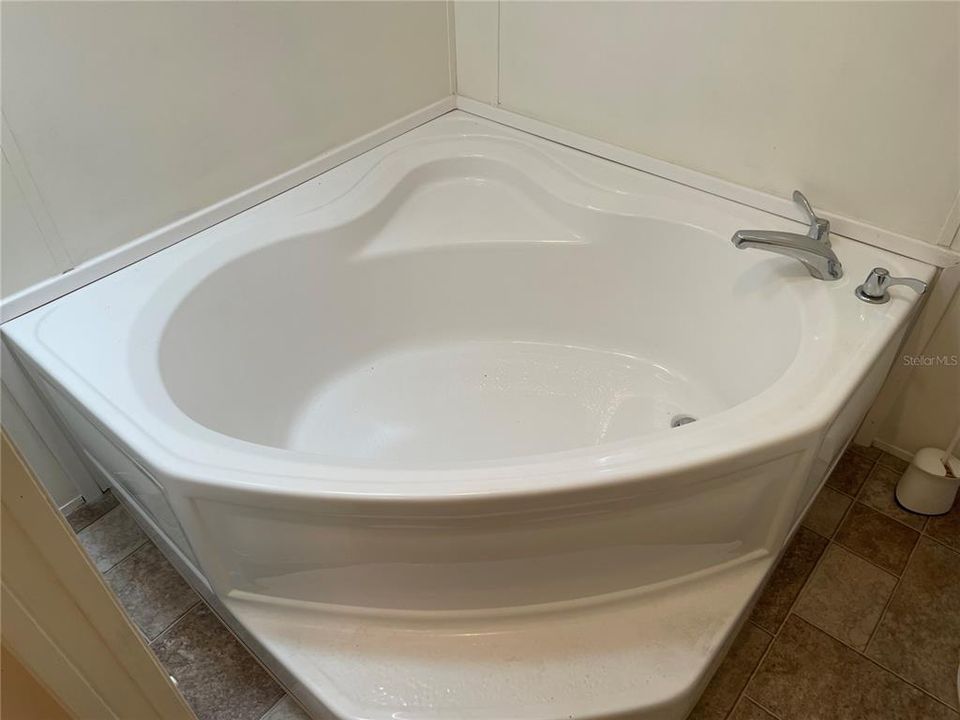 GARDEN TUB