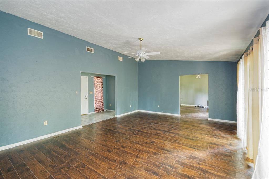 For Sale: $335,000 (3 beds, 2 baths, 1668 Square Feet)