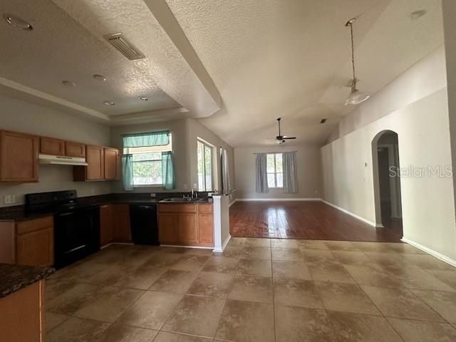 For Rent: $1,999 (3 beds, 2 baths, 1834 Square Feet)