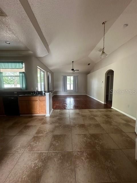 For Rent: $1,999 (3 beds, 2 baths, 1834 Square Feet)