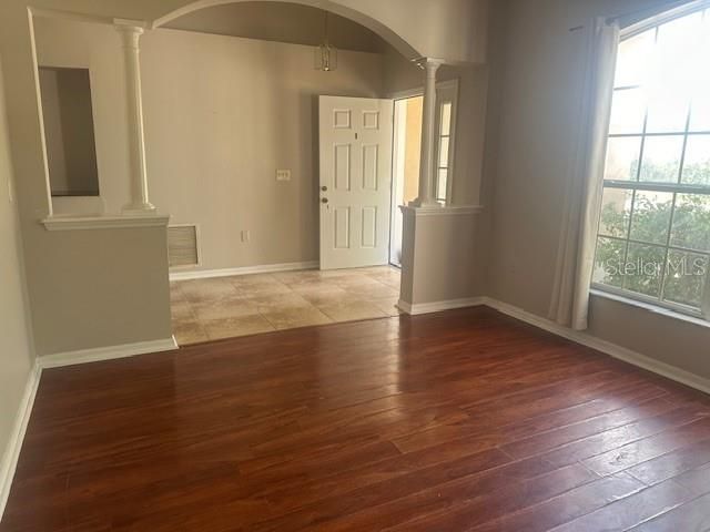 For Rent: $1,999 (3 beds, 2 baths, 1834 Square Feet)
