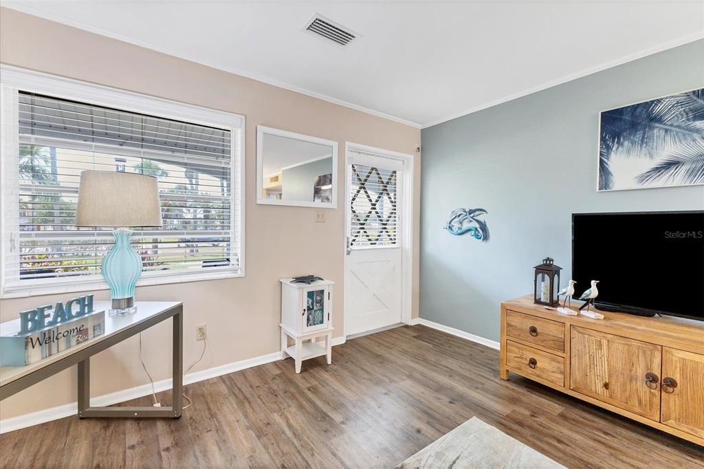 Active With Contract: $275,000 (1 beds, 1 baths, 754 Square Feet)