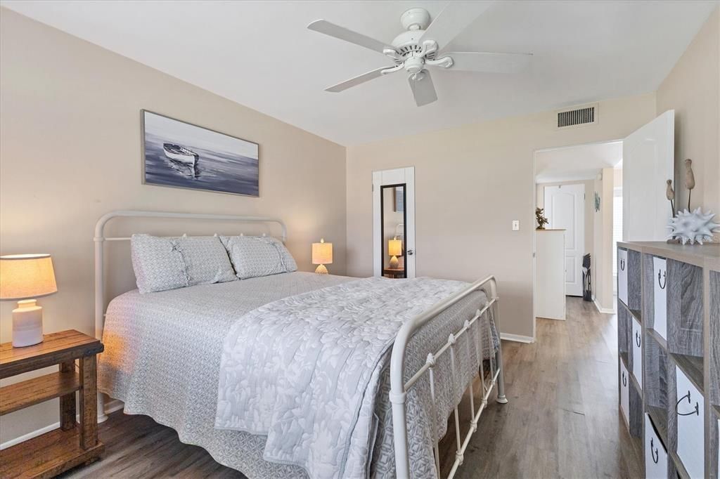 Active With Contract: $275,000 (1 beds, 1 baths, 754 Square Feet)