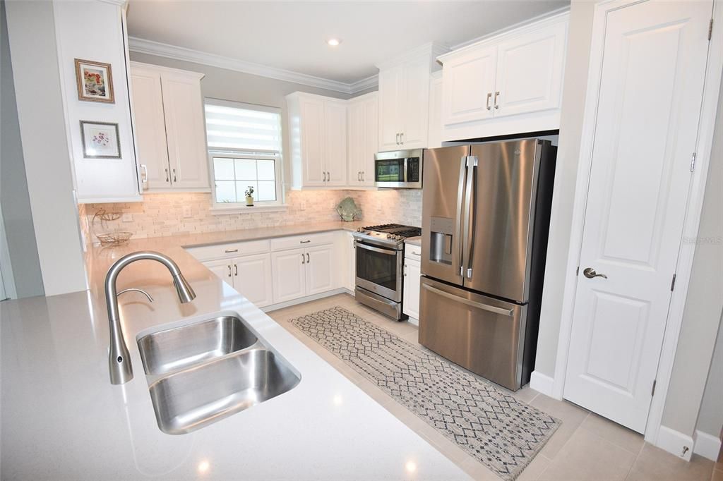 For Sale: $549,900 (2 beds, 2 baths, 1558 Square Feet)