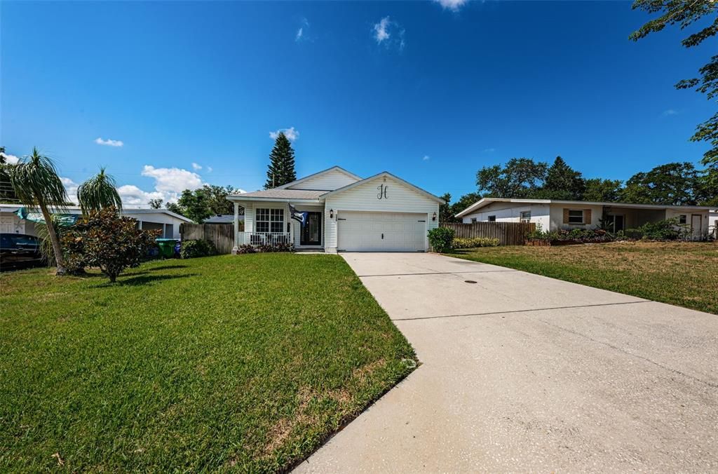 Exterior Front/Driveway