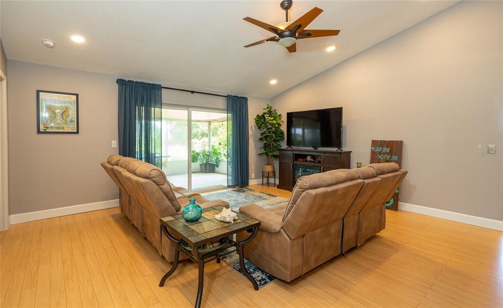 Active With Contract: $389,900 (3 beds, 2 baths, 1410 Square Feet)