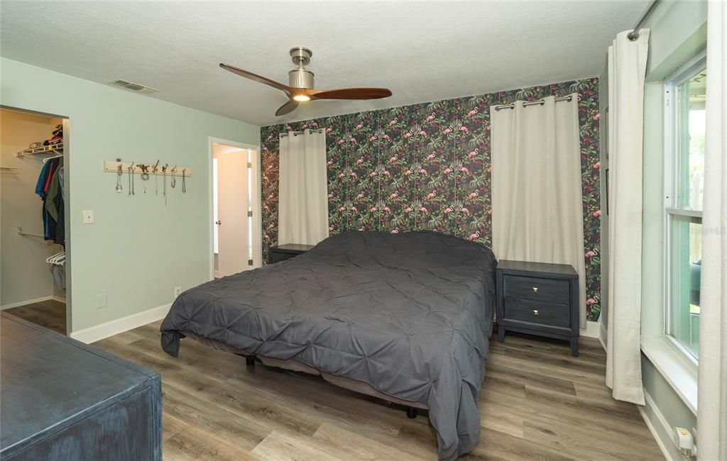 Active With Contract: $389,900 (3 beds, 2 baths, 1410 Square Feet)