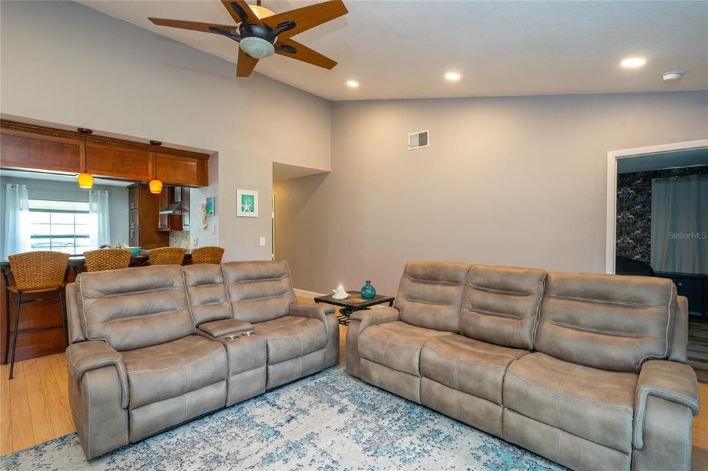 Active With Contract: $389,900 (3 beds, 2 baths, 1410 Square Feet)