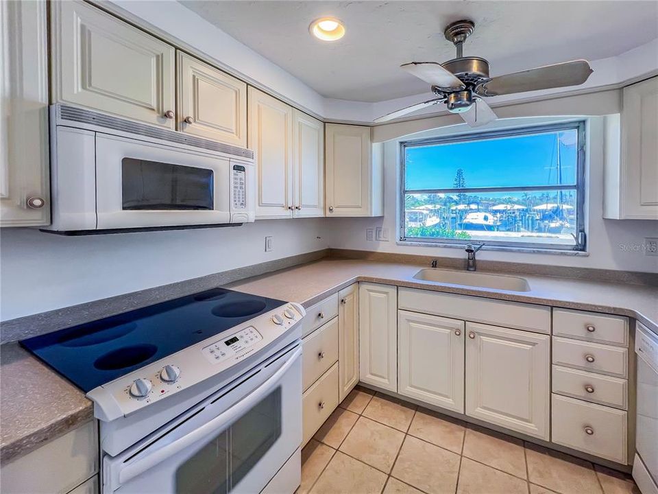 For Sale: $529,000 (2 beds, 2 baths, 1426 Square Feet)