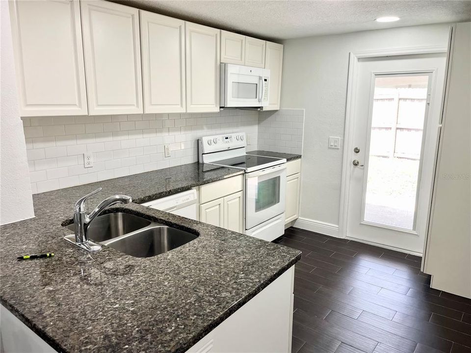 For Rent: $1,725 (1 beds, 1 baths, 650 Square Feet)