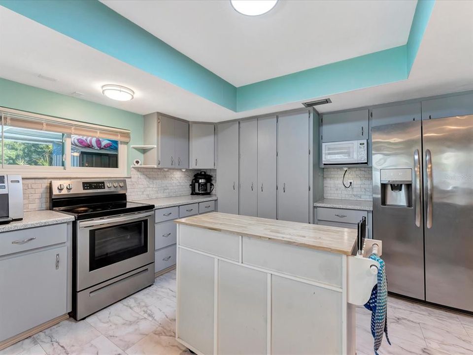 For Sale: $475,000 (3 beds, 2 baths, 1712 Square Feet)