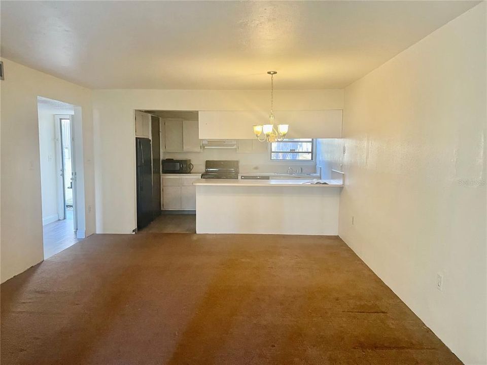 For Sale: $84,900 (1 beds, 1 baths, 876 Square Feet)