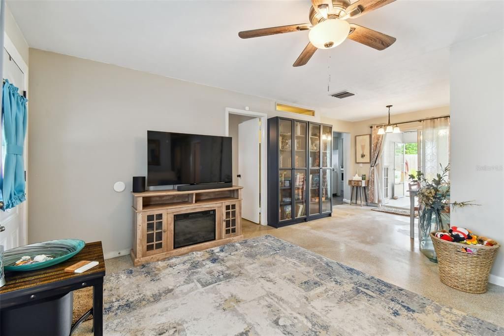 For Sale: $395,000 (4 beds, 2 baths, 1463 Square Feet)