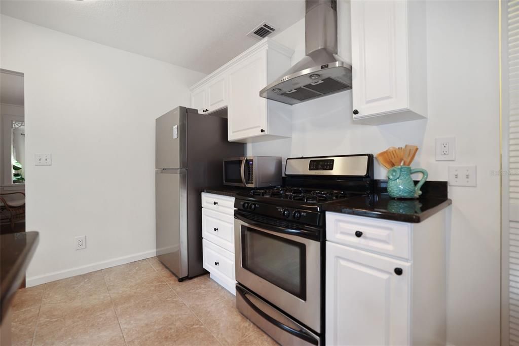 Active With Contract: $675,000 (2 beds, 1 baths, 1100 Square Feet)