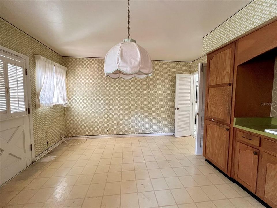 eating area in kitchen