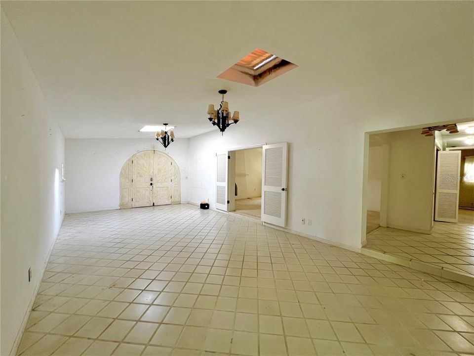 Family rm w/ tile floor, 2 sky lights & vaulted ceiling