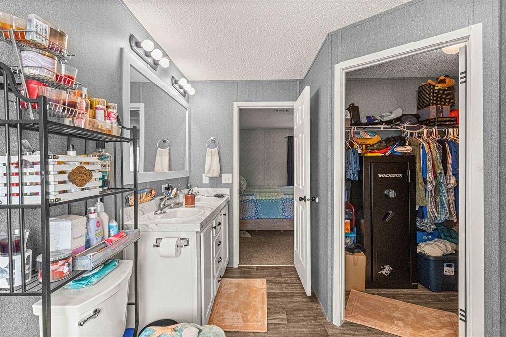 MASTER BATH/WALK IN CLOSET