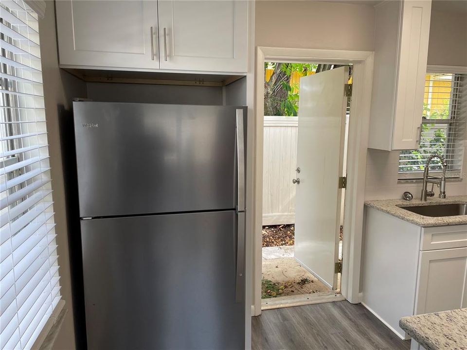 Active With Contract: $1,475 (2 beds, 1 baths, 713 Square Feet)