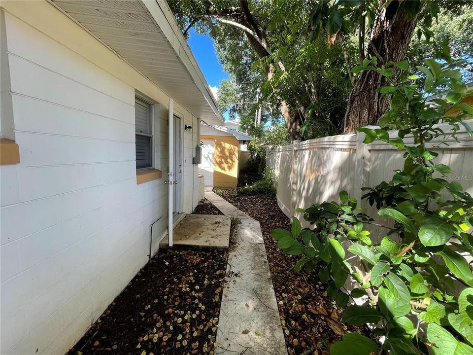 Active With Contract: $1,475 (2 beds, 1 baths, 713 Square Feet)