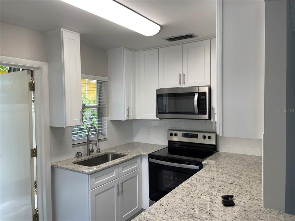 Active With Contract: $1,475 (2 beds, 1 baths, 713 Square Feet)