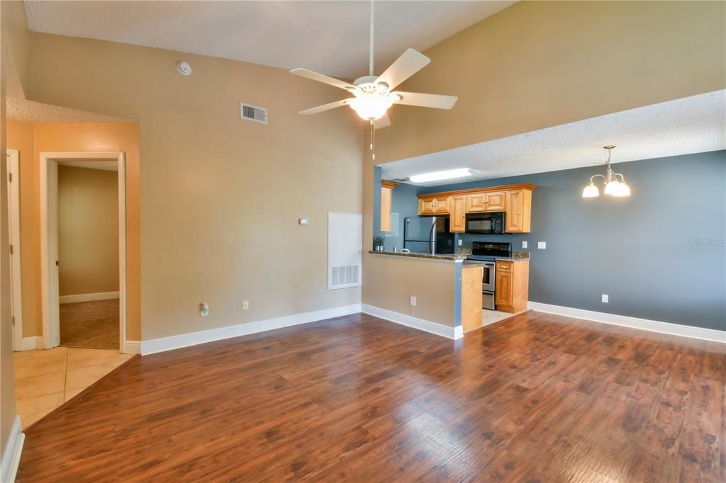 For Rent: $1,650 (2 beds, 2 baths, 947 Square Feet)