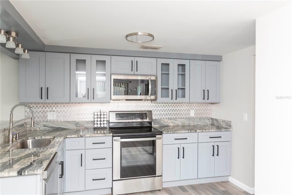 Active With Contract: $1,800 (3 beds, 2 baths, 1368 Square Feet)