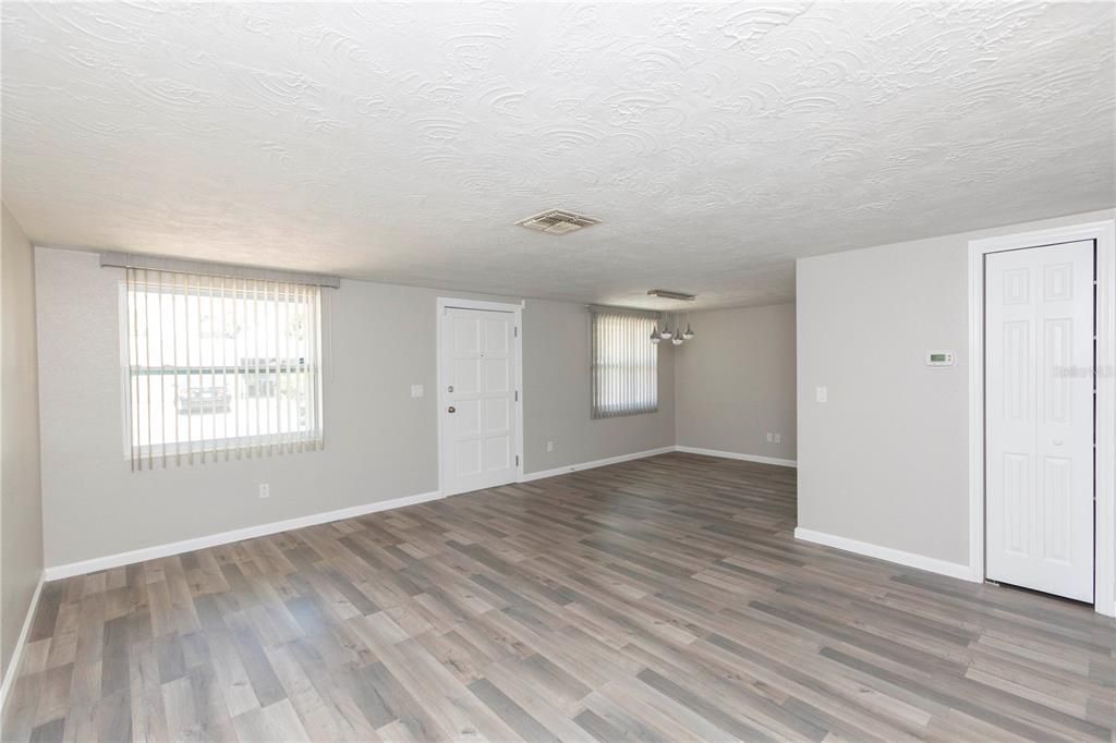 Active With Contract: $1,800 (3 beds, 2 baths, 1368 Square Feet)