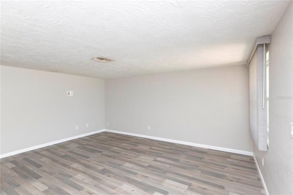 Active With Contract: $1,800 (3 beds, 2 baths, 1368 Square Feet)