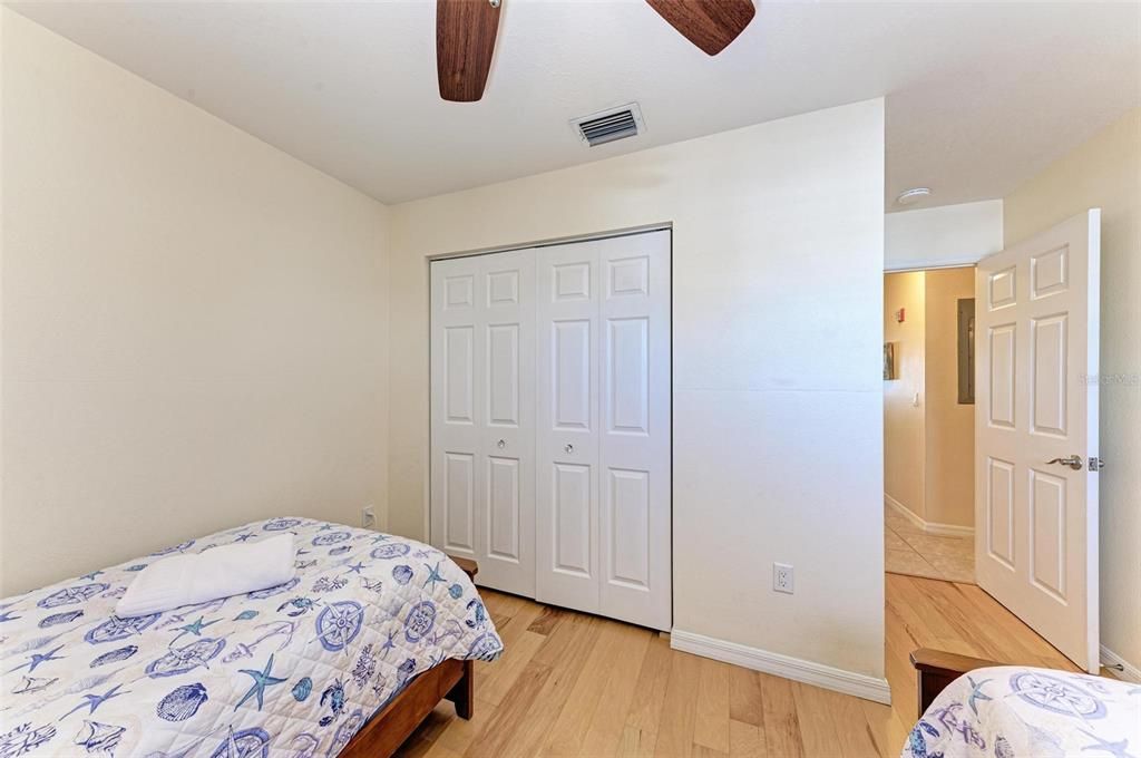 For Sale: $529,000 (2 beds, 2 baths, 980 Square Feet)