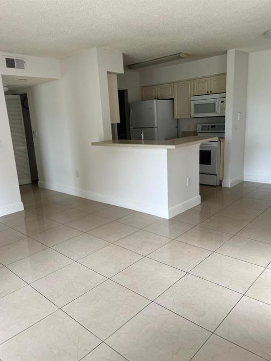 Active With Contract: $157,500 (1 beds, 1 baths, 733 Square Feet)