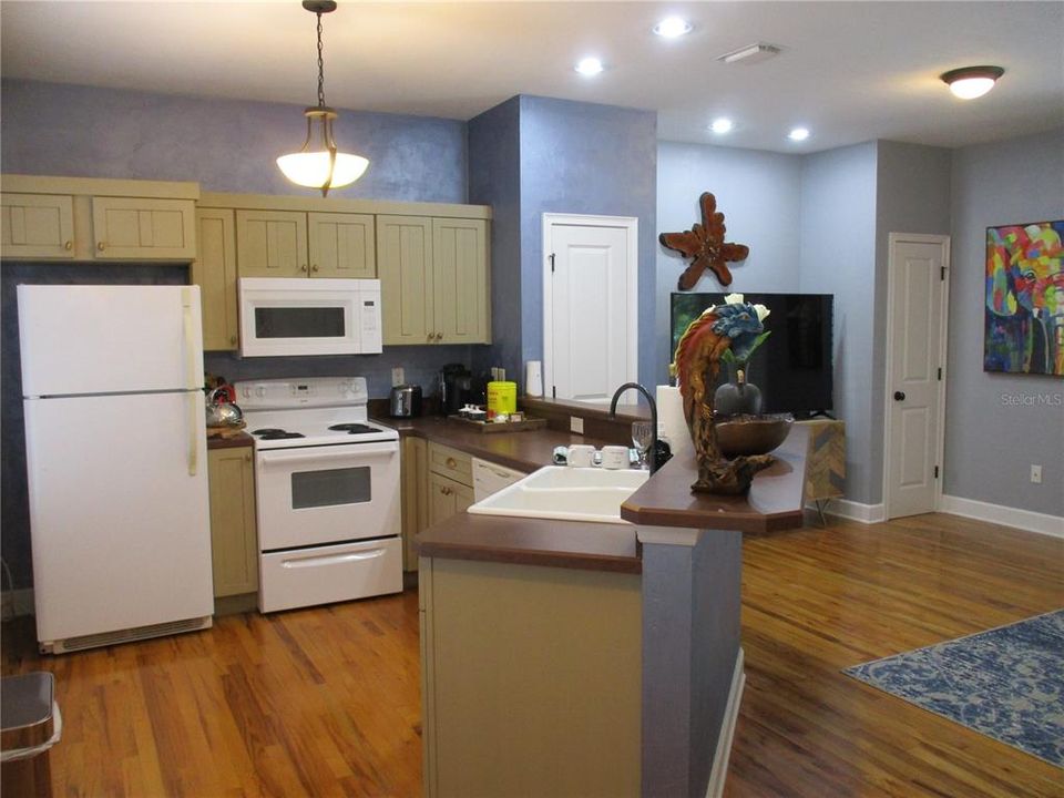 Open kitchen with breakfast bar